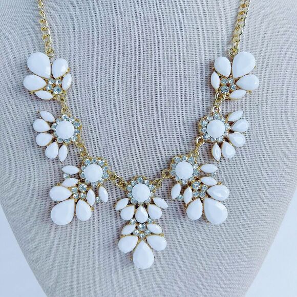 Charlotte Russe White Teardrop Cluster Necklace Statement Chunky - Picture 3 of 4